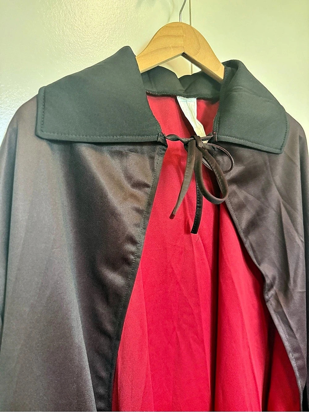 NEW deluxe Vampire cape, teeth and medallion. Halloween